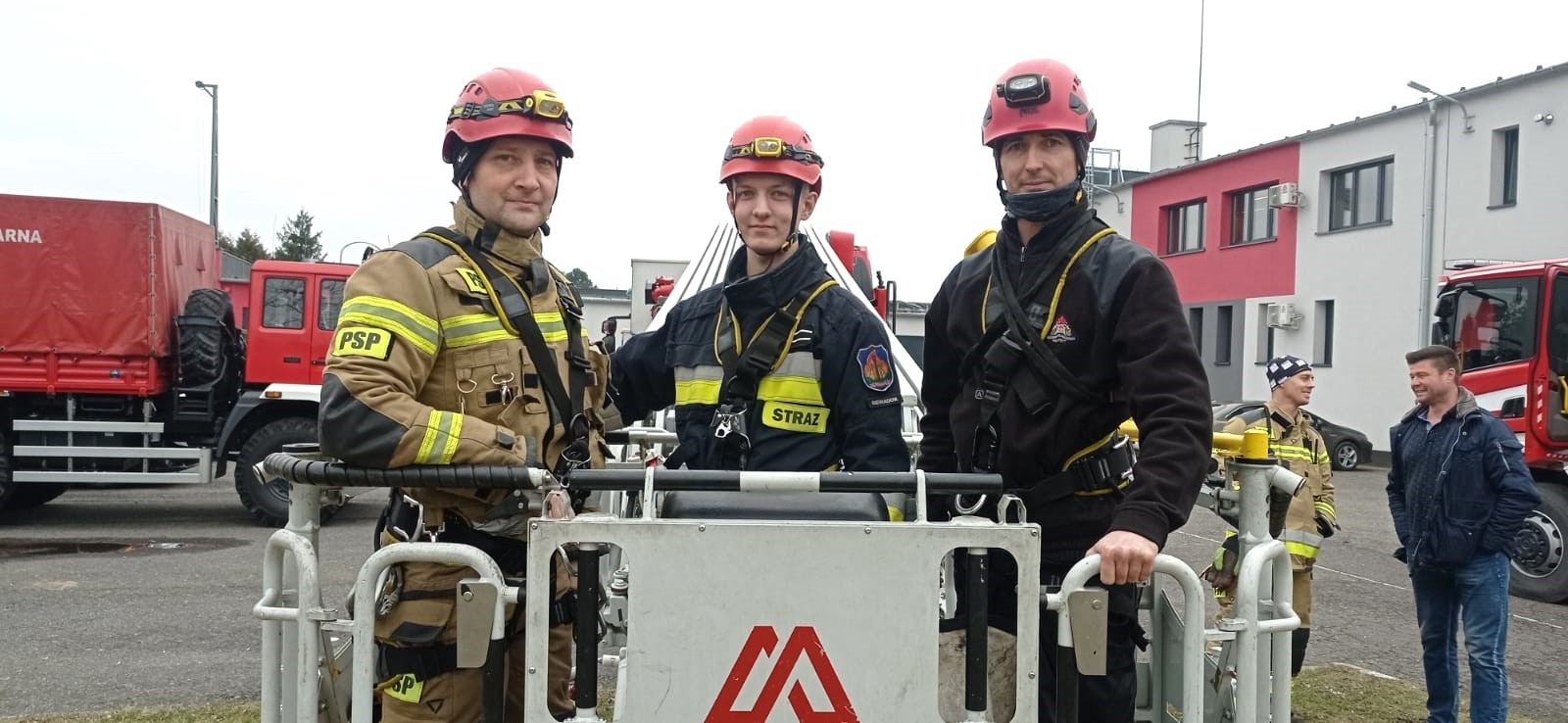 Zdjęcie w galerii na portalu naszwodzislaw.com: Zwycięzca licytacji dla Mikołaja gościem wodzisławskich strażaków wiadomości z regionu