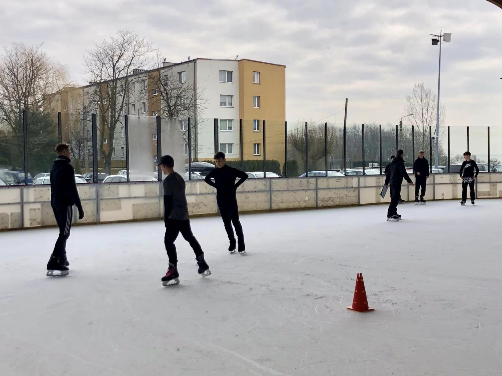 Zdjęcie w galerii na portalu naszwodzislaw.com: Powiatowe mistrzostwa szkół ponadpodstawowych w łyżwiarstwie wiadomości z regionu
