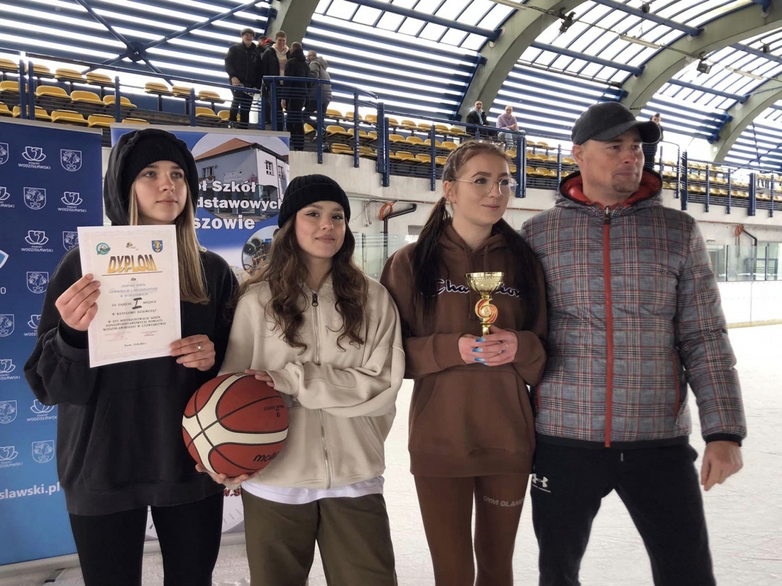 Zdjęcie w galerii na portalu naszwodzislaw.com: Powiatowe mistrzostwa szkół ponadpodstawowych w łyżwiarstwie wiadomości z regionu