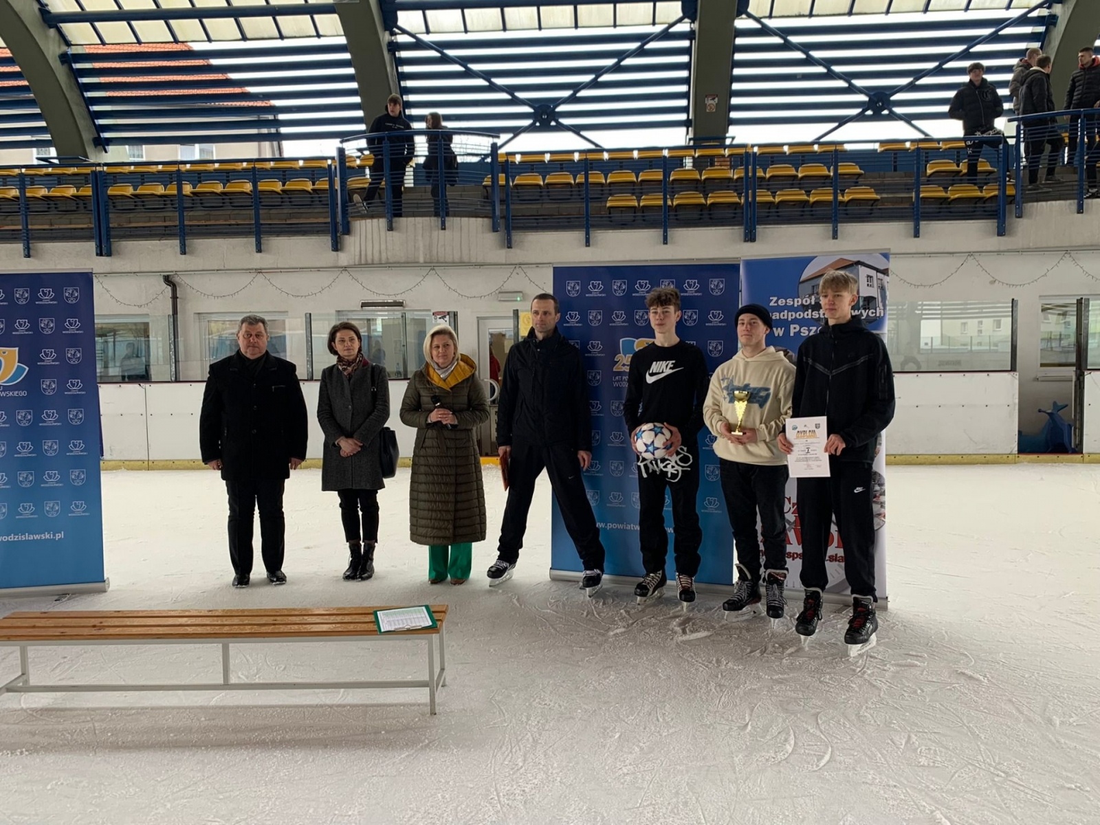 Zdjęcie w galerii na portalu naszwodzislaw.com: Powiatowe mistrzostwa szkół ponadpodstawowych w łyżwiarstwie wiadomości z regionu