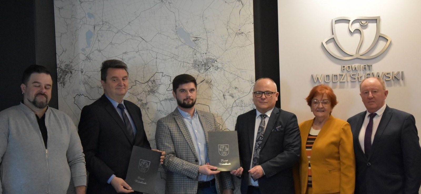 Zdjęcie w galerii na portalu naszwodzislaw.com: Łazienki w Budowlance do modernizacji. Podpisano umowę wiadomości z regionu