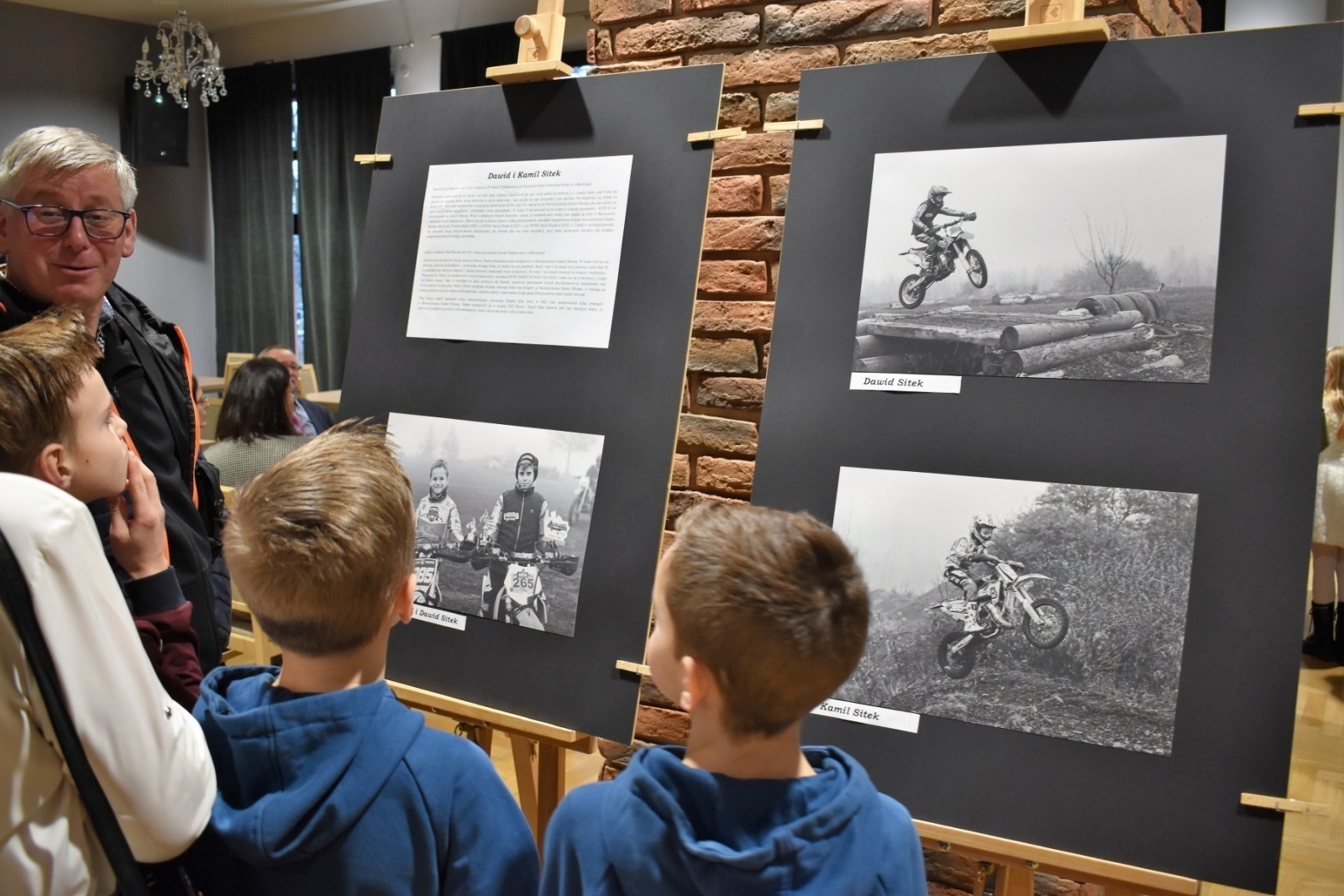 Zdjęcie w galerii na portalu naszwodzislaw.com: Ciężka praca się opłaca. Wernisaż wystawy o młodych sportowcach za nami wiadomości z regionu