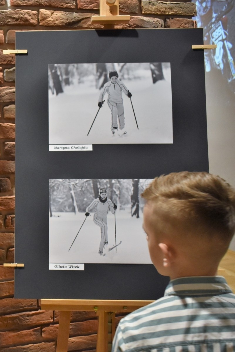 Zdjęcie w galerii na portalu naszwodzislaw.com: Ciężka praca się opłaca. Wernisaż wystawy o młodych sportowcach za nami wiadomości z regionu