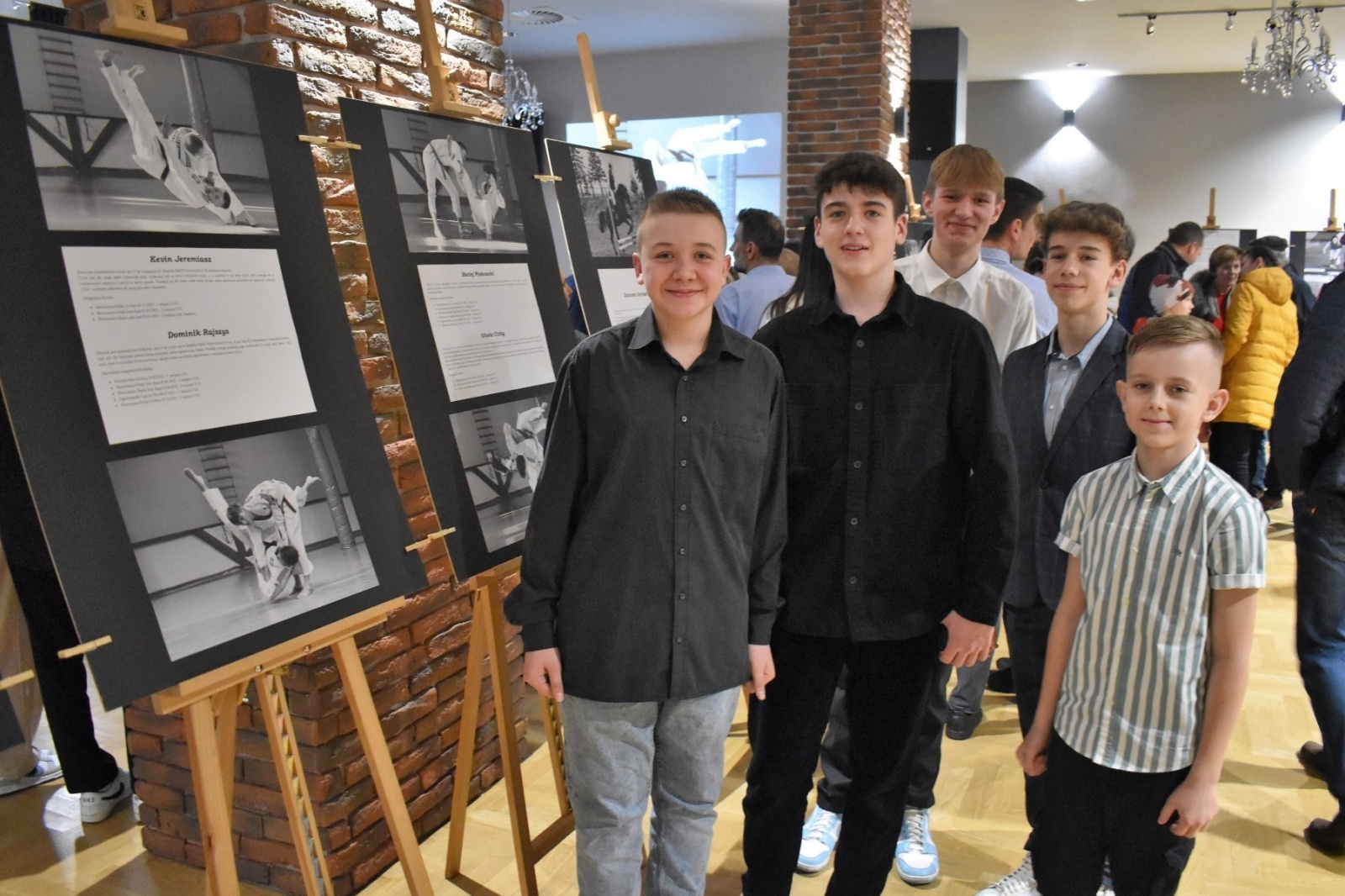 Zdjęcie w galerii na portalu naszwodzislaw.com: Ciężka praca się opłaca. Wernisaż wystawy o młodych sportowcach za nami wiadomości z regionu