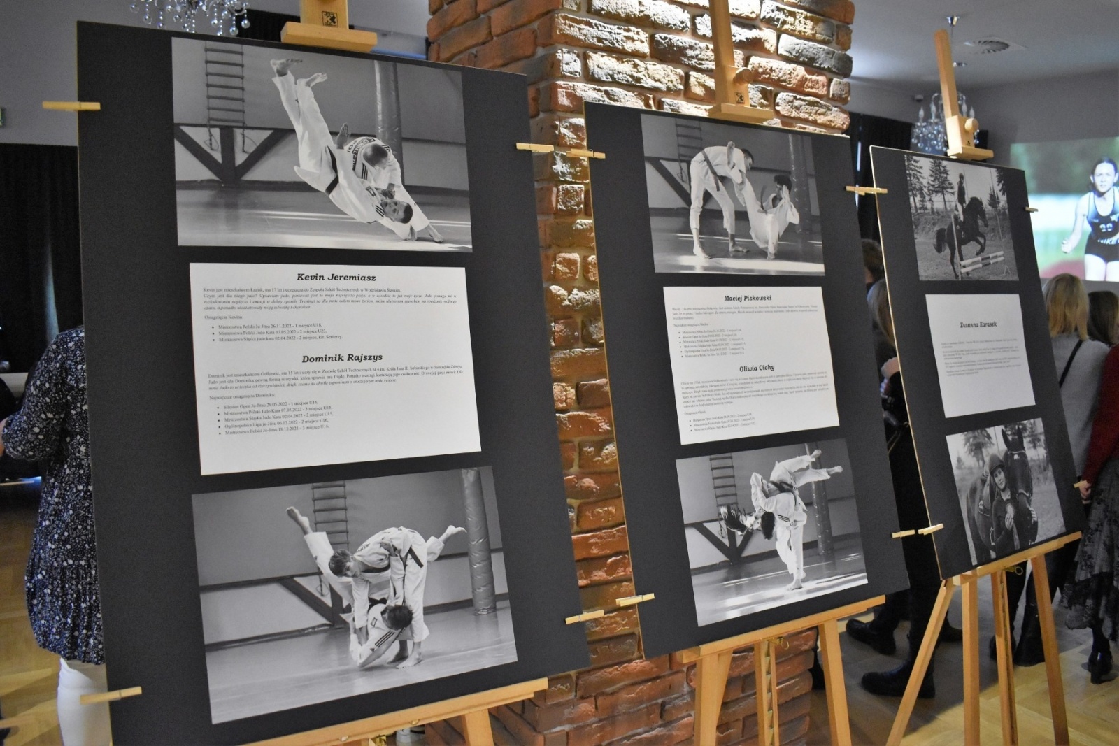 Zdjęcie w galerii na portalu naszwodzislaw.com: Ciężka praca się opłaca. Wernisaż wystawy o młodych sportowcach za nami wiadomości z regionu