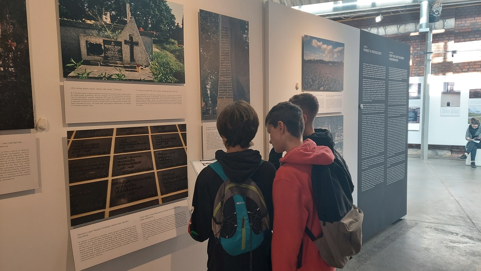 Zdjęcie w galerii na portalu naszwodzislaw.com: Uczniowie wodzisławskiej Jedynki poznają historię wiadomości z regionu