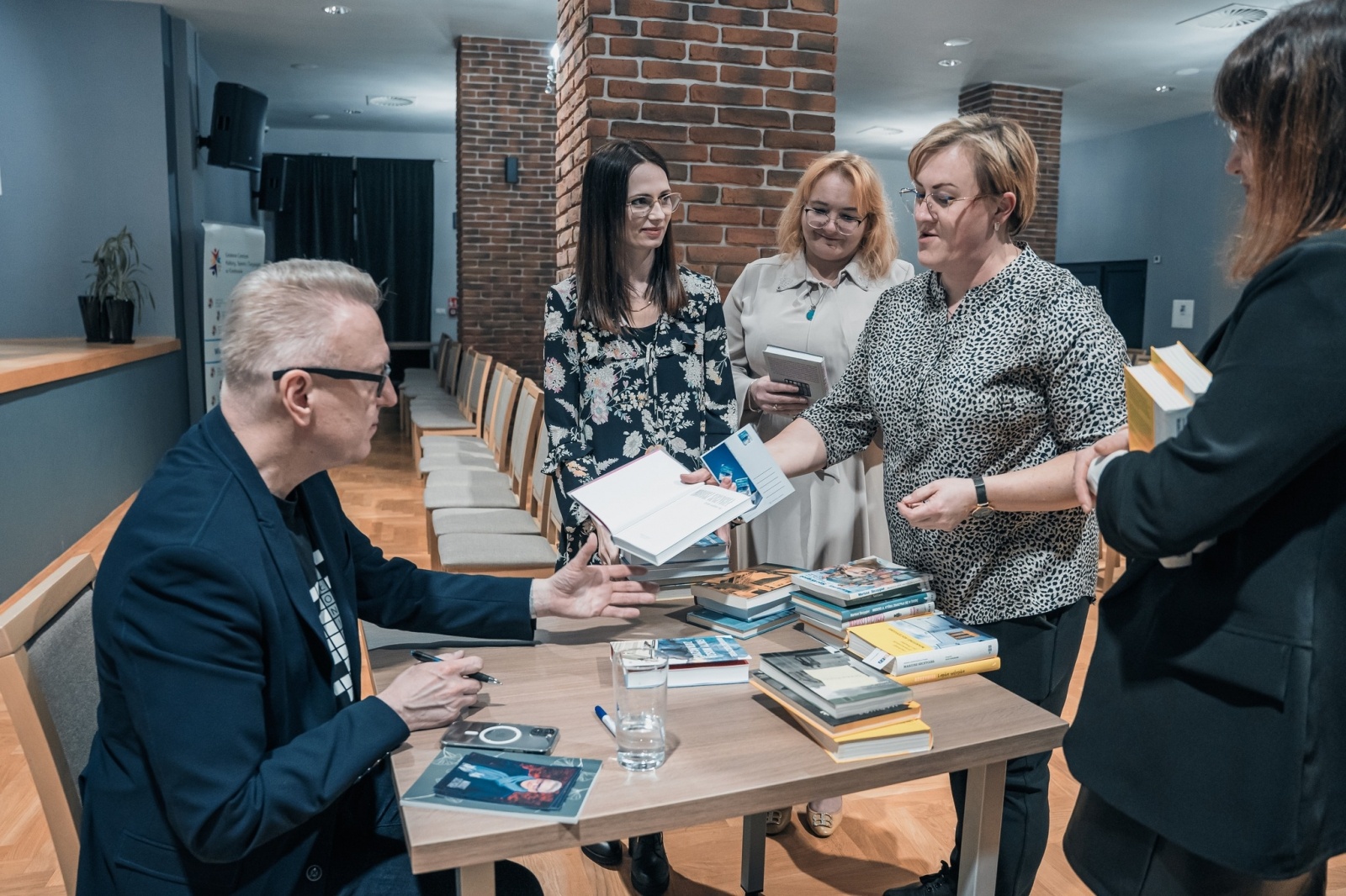 Zdjęcie w galerii na portalu naszwodzislaw.com: Mariusz Szczygieł w Godowie opowiadał o Czechach wiadomości z regionu