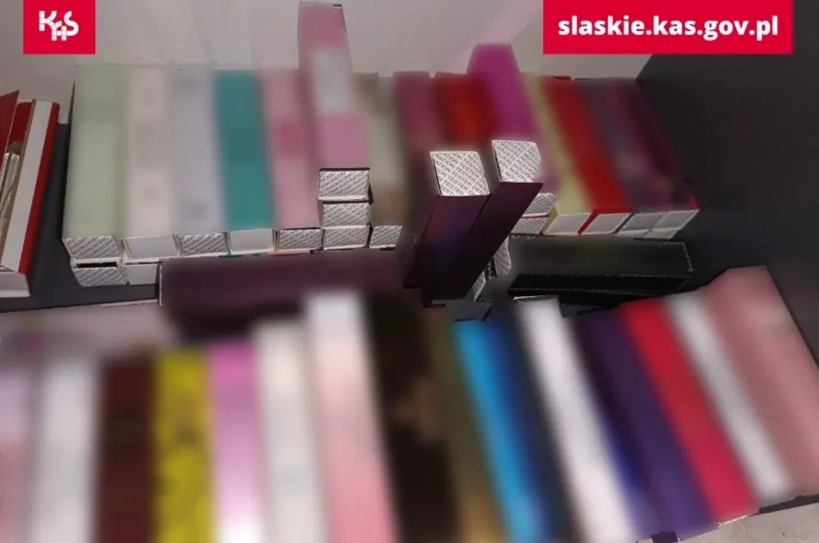 Zdjęcie w galerii na portalu naszwodzislaw.com: Skarbówka kontroluje sklepy. Ujawniono dużą partię podrobionych perfum wiadomości z regionu