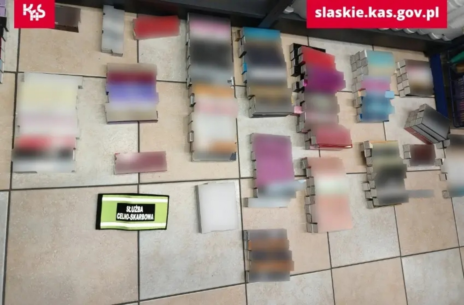 Zdjęcie w galerii na portalu naszwodzislaw.com: Skarbówka kontroluje sklepy. Ujawniono dużą partię podrobionych perfum wiadomości z regionu