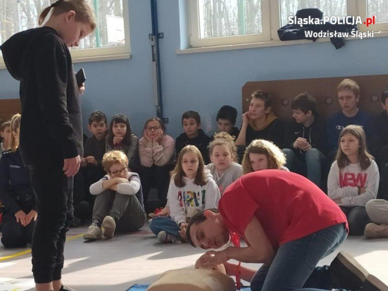 Zdjęcie w galerii na portalu naszwodzislaw.com: Aktywni Błękitni. Spotkanie o bezpieczeństwie w radlińskiej SP4 wiadomości z regionu