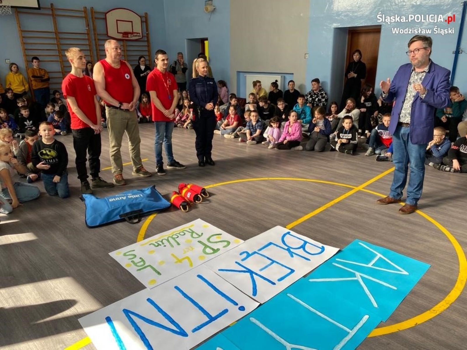 Zdjęcie w galerii na portalu naszwodzislaw.com: Aktywni Błękitni. Spotkanie o bezpieczeństwie w radlińskiej SP4 wiadomości z regionu
