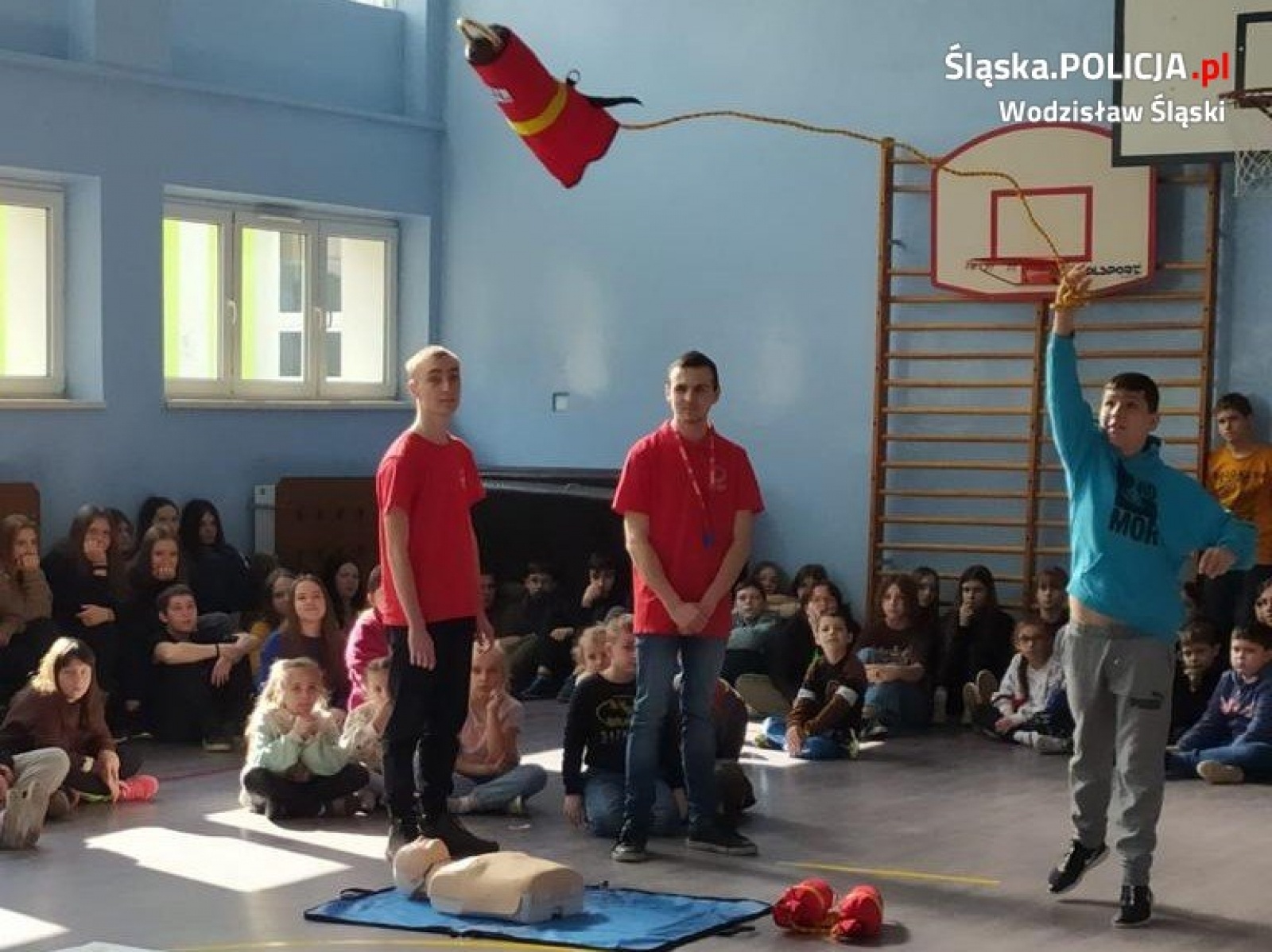 Zdjęcie w galerii na portalu naszwodzislaw.com: Aktywni Błękitni. Spotkanie o bezpieczeństwie w radlińskiej SP4 wiadomości z regionu