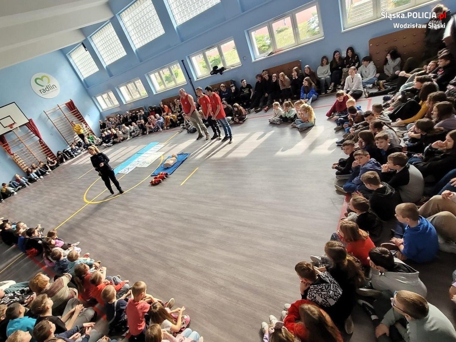 Zdjęcie w galerii na portalu naszwodzislaw.com: Aktywni Błękitni. Spotkanie o bezpieczeństwie w radlińskiej SP4 wiadomości z regionu