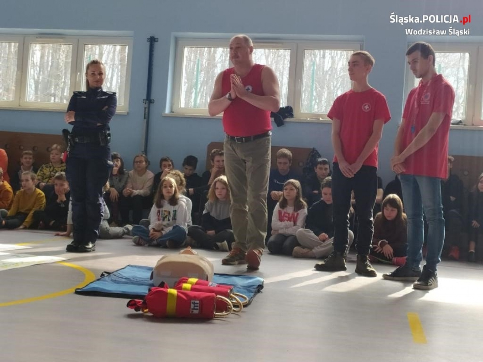 Zdjęcie w galerii na portalu naszwodzislaw.com: Aktywni Błękitni. Spotkanie o bezpieczeństwie w radlińskiej SP4 wiadomości z regionu