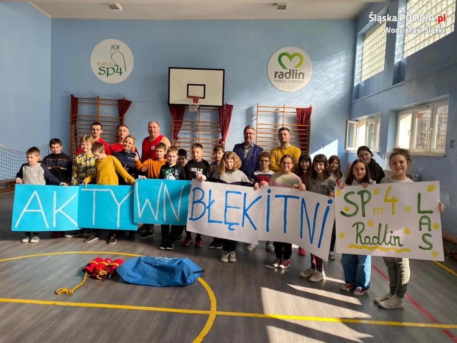 Zdjęcie w galerii na portalu naszwodzislaw.com: Aktywni Błękitni. Spotkanie o bezpieczeństwie w radlińskiej SP4 wiadomości z regionu