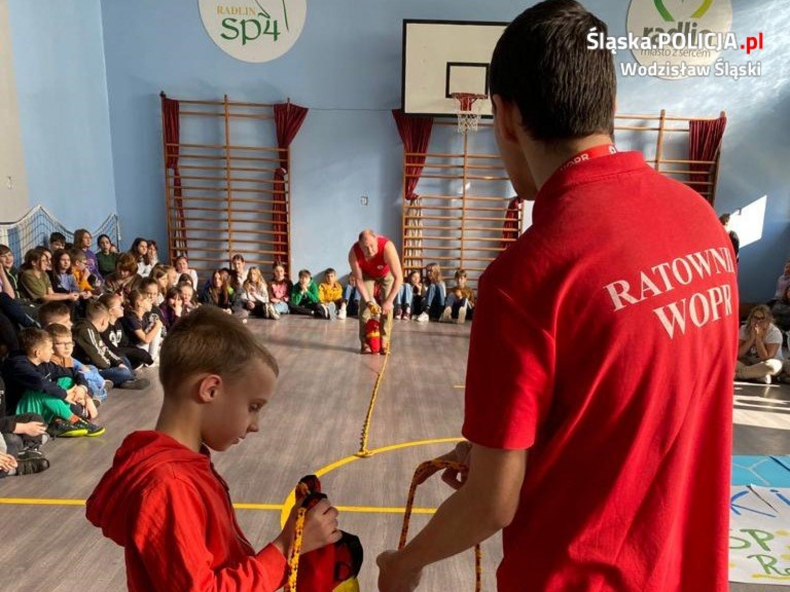 Zdjęcie w galerii na portalu naszwodzislaw.com: Aktywni Błękitni. Spotkanie o bezpieczeństwie w radlińskiej SP4 wiadomości z regionu