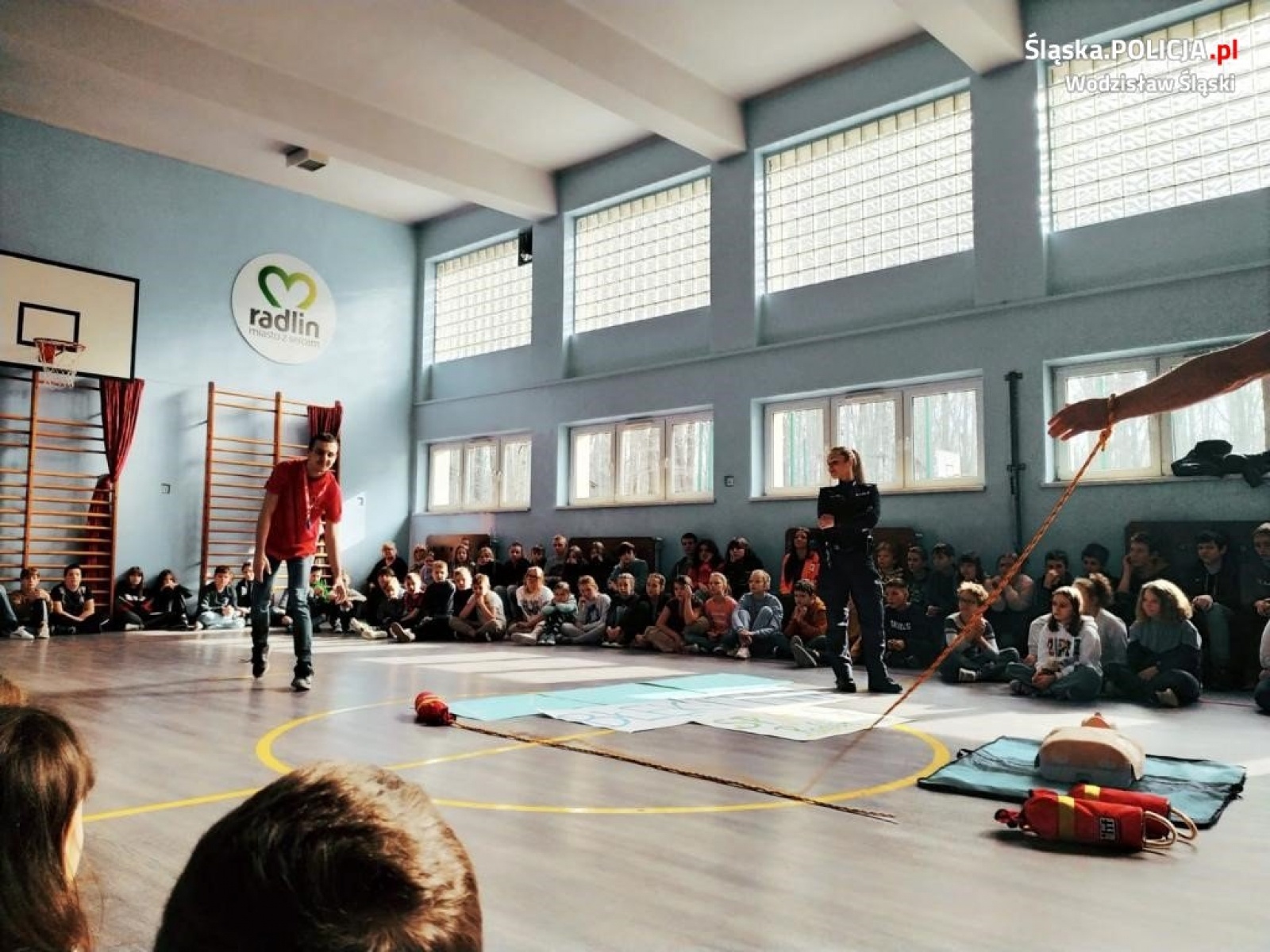 Zdjęcie w galerii na portalu naszwodzislaw.com: Aktywni Błękitni. Spotkanie o bezpieczeństwie w radlińskiej SP4 wiadomości z regionu