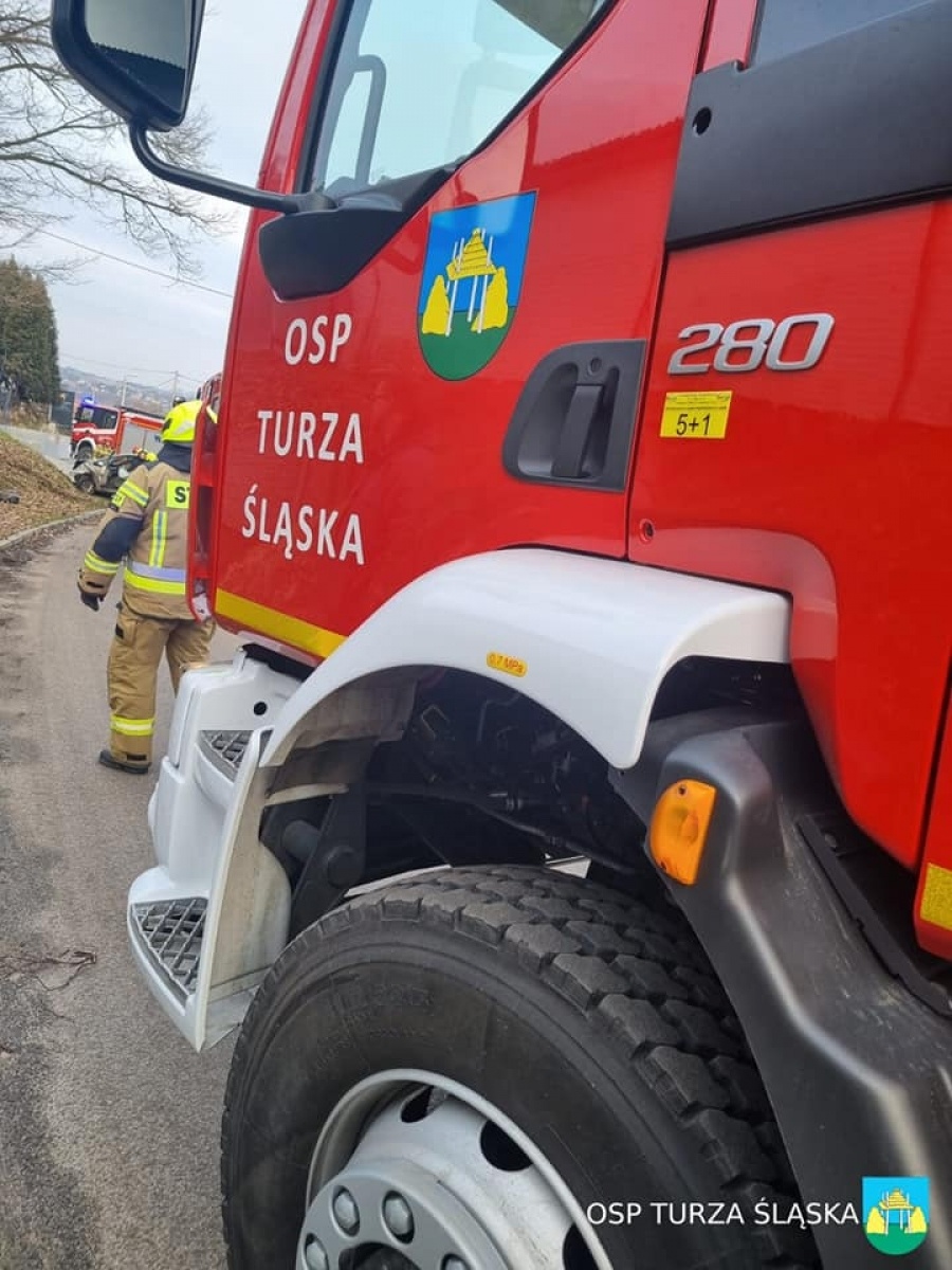 Zdjęcie w galerii na portalu naszwodzislaw.com: Citroen dachował na Ligonia w Turzy Śląskiej wiadomości z regionu