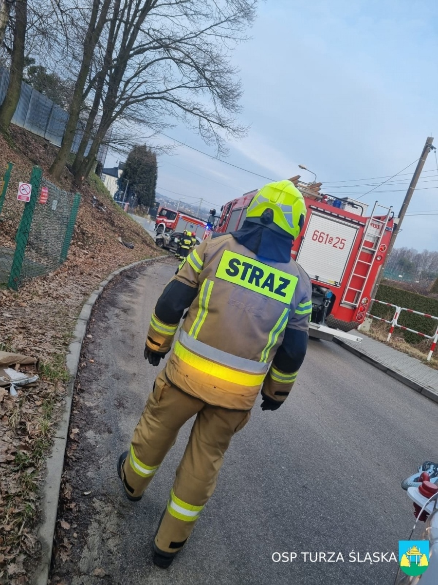 Zdjęcie w galerii na portalu naszwodzislaw.com: Citroen dachował na Ligonia w Turzy Śląskiej wiadomości z regionu