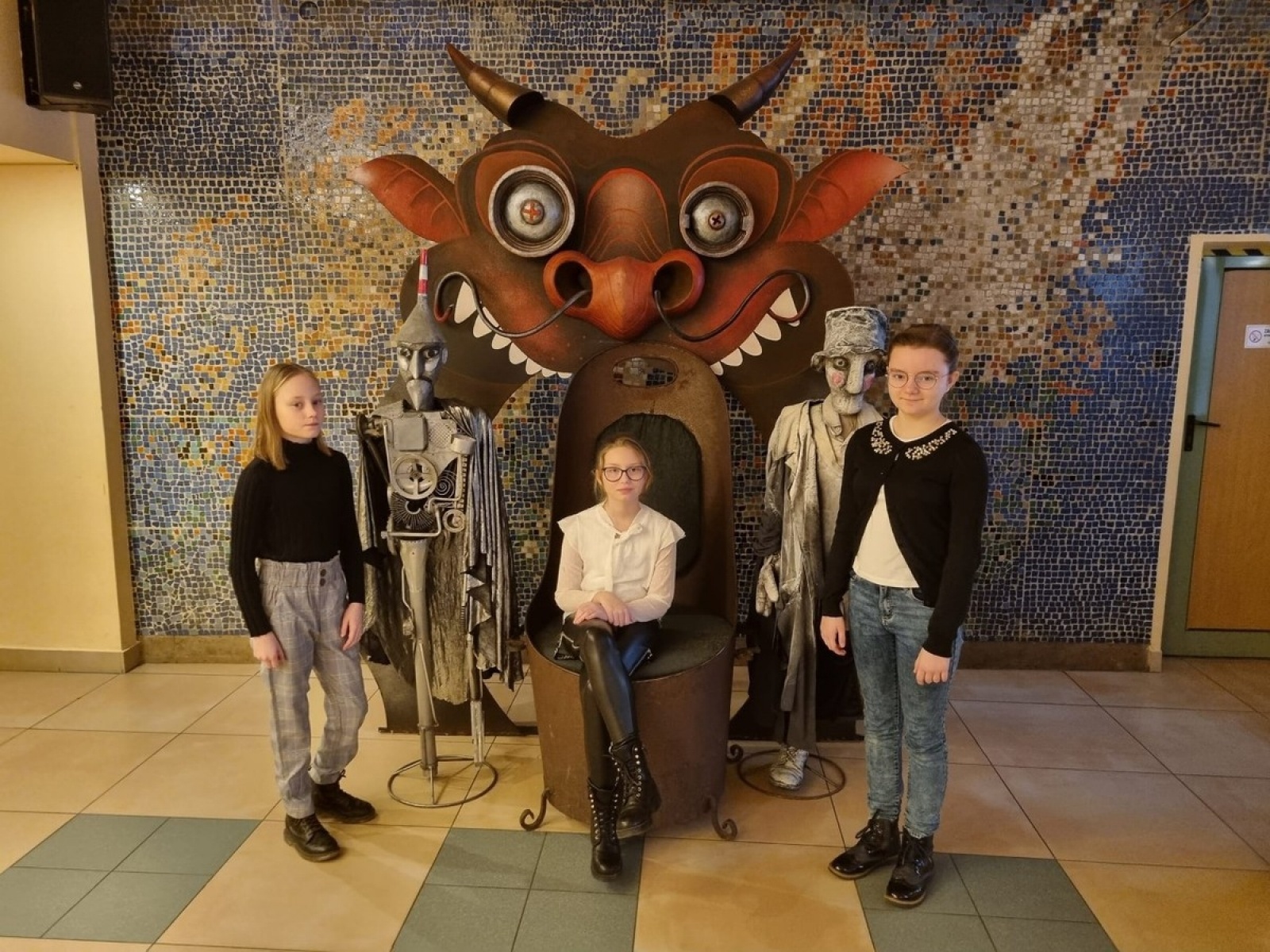 Zdjęcie w galerii na portalu naszwodzislaw.com: Uczniowie SP28 w Teatrze Banialuka wiadomości z regionu