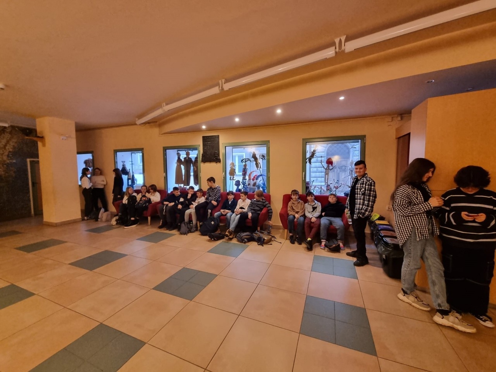 Zdjęcie w galerii na portalu naszwodzislaw.com: Uczniowie SP28 w Teatrze Banialuka wiadomości z regionu