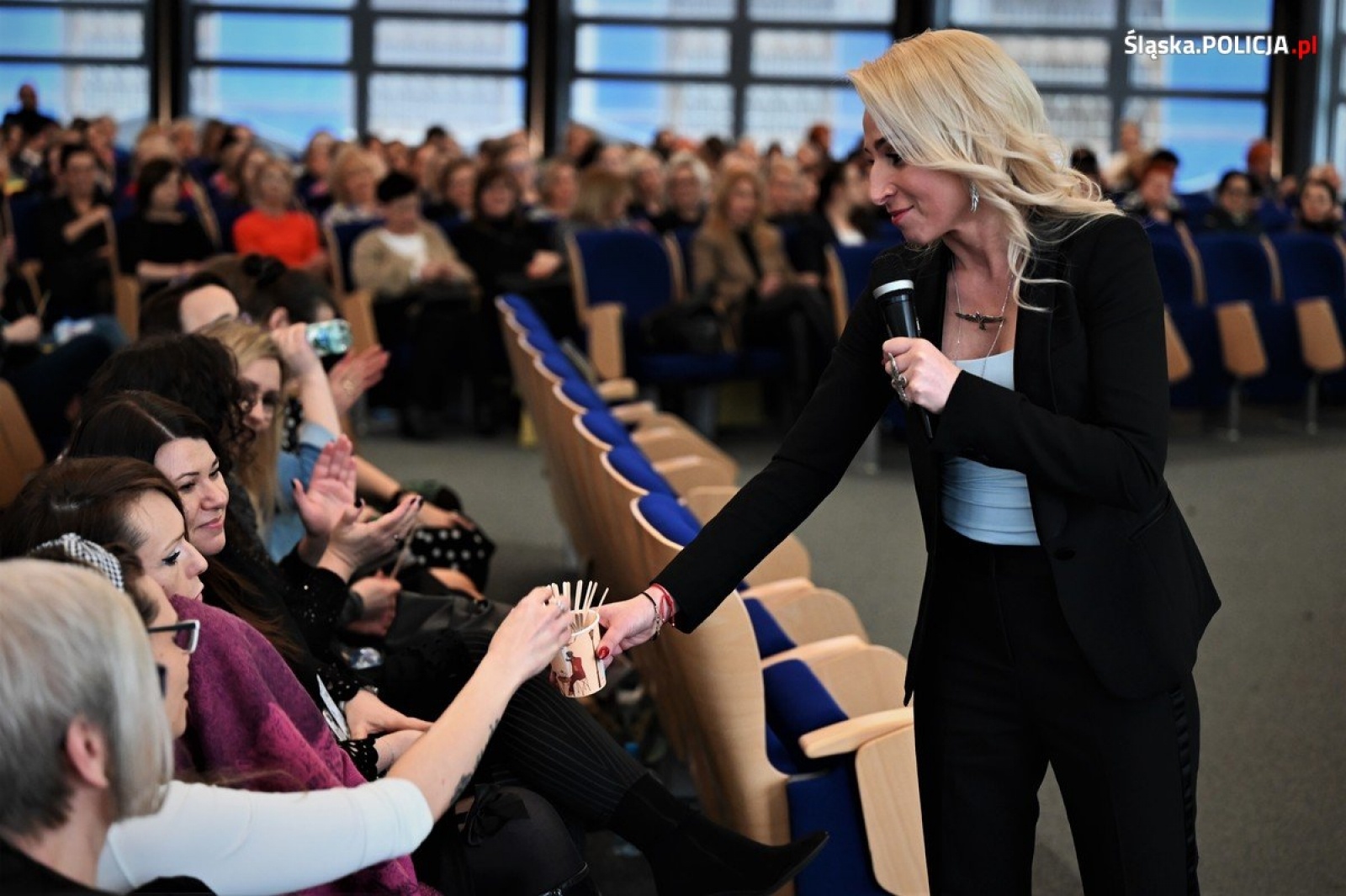 Zdjęcie w galerii na portalu naszwodzislaw.com: Kobieca energia w policji. 8 marca w komendzie wiadomości z regionu