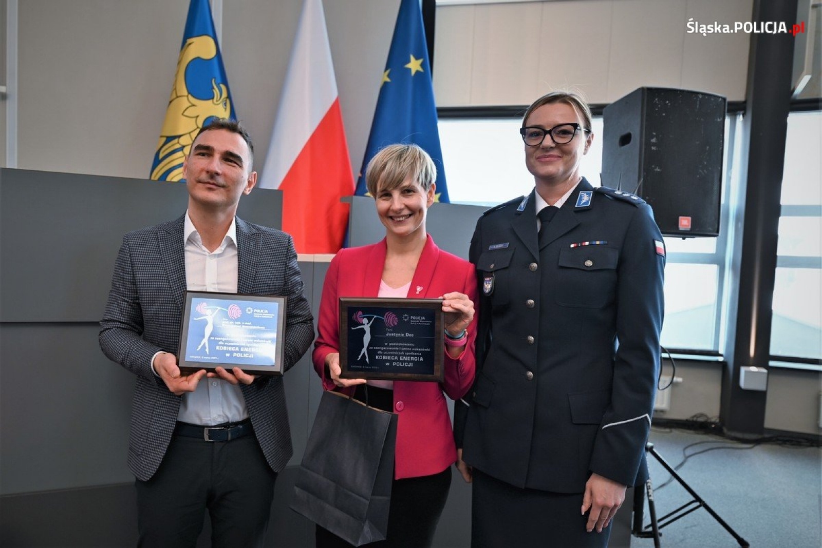 Zdjęcie w galerii na portalu naszwodzislaw.com: Kobieca energia w policji. 8 marca w komendzie wiadomości z regionu