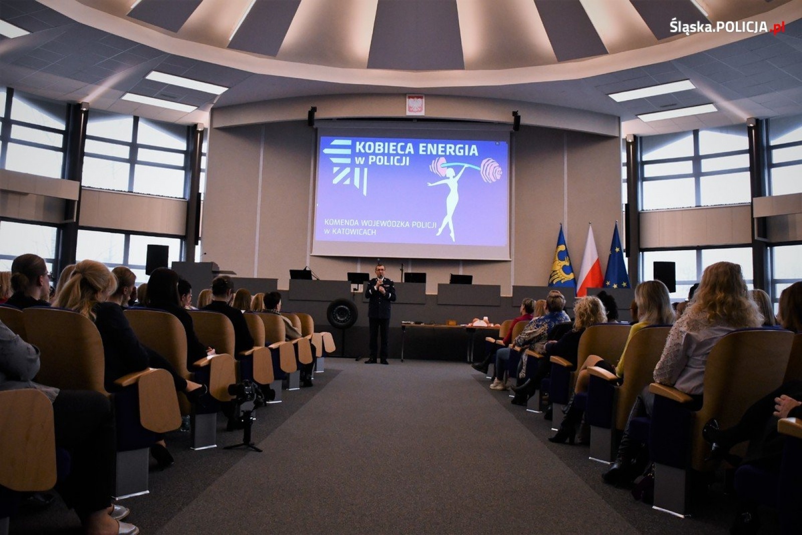 Zdjęcie w galerii na portalu naszwodzislaw.com: Kobieca energia w policji. 8 marca w komendzie wiadomości z regionu