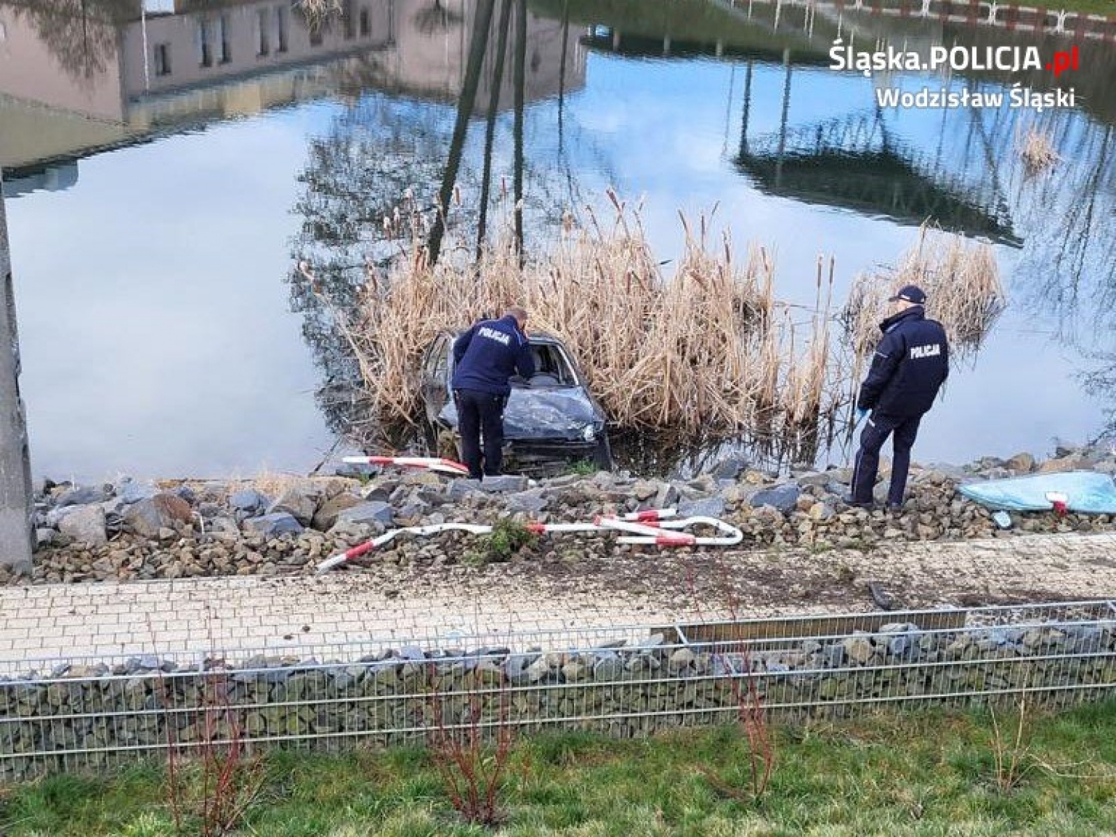 Zdjęcie w galerii na portalu naszwodzislaw.com: Samochód wpadł do Machnikowca w Rydułtowach wiadomości z regionu