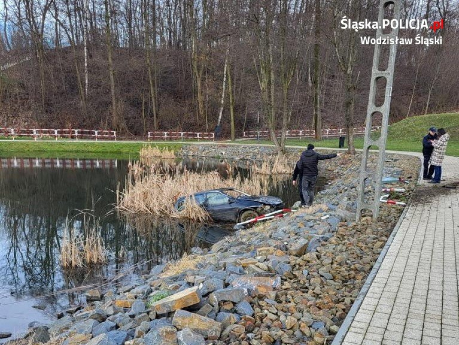 Zdjęcie w galerii na portalu naszwodzislaw.com: Samochód wpadł do Machnikowca w Rydułtowach wiadomości z regionu