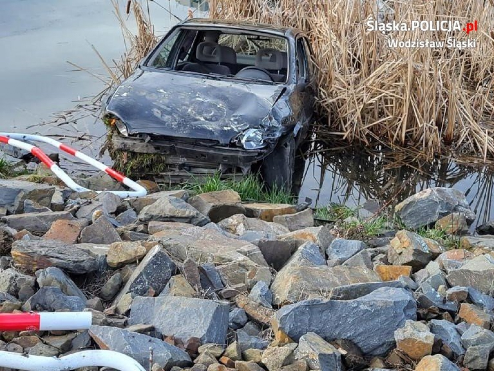 Zdjęcie w galerii na portalu naszwodzislaw.com: Samochód wpadł do Machnikowca w Rydułtowach wiadomości z regionu