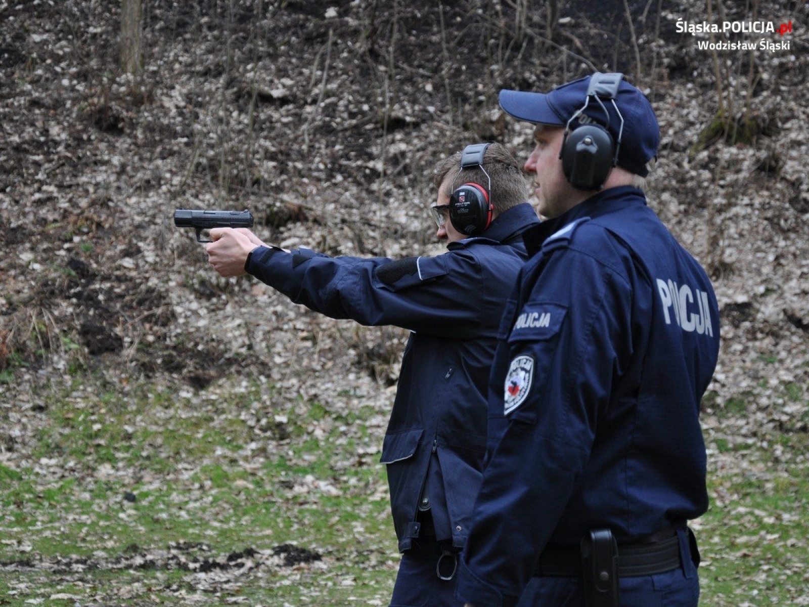 Zdjęcie w galerii na portalu naszwodzislaw.com: Wodzisławscy mundurowi doskonalili swe umiejętności strzeleckie wiadomości z regionu