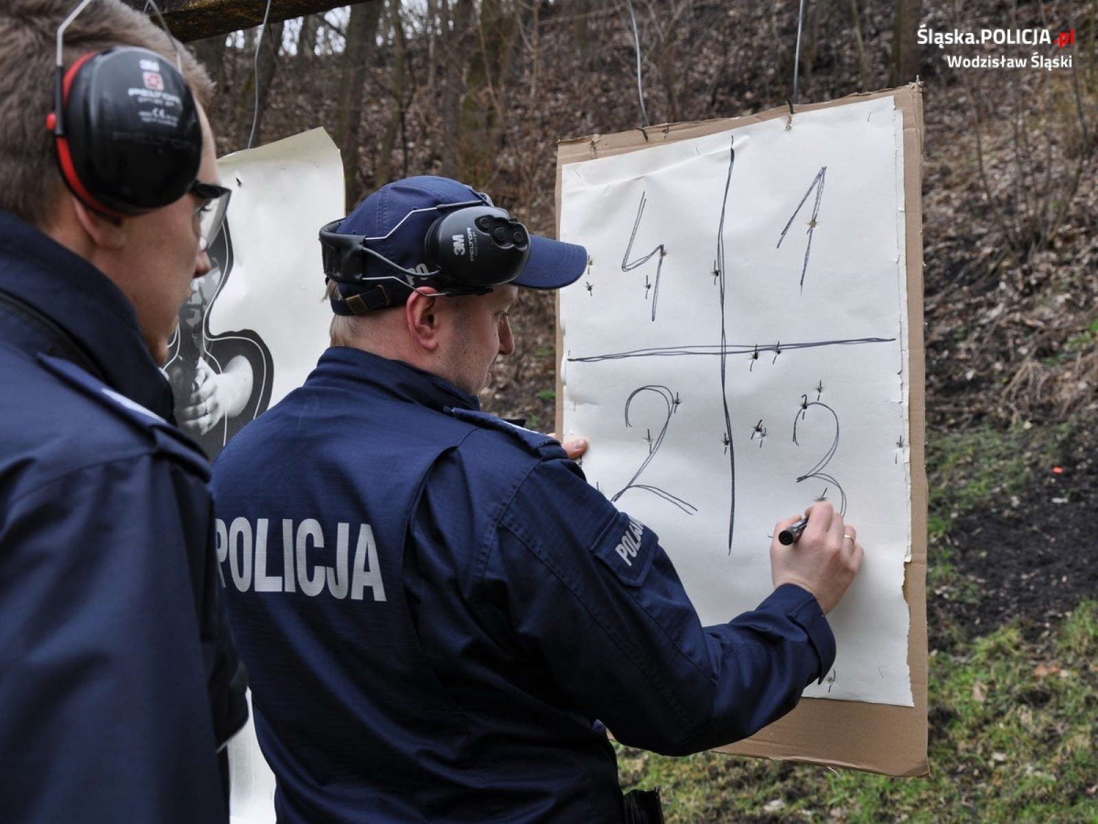 Zdjęcie w galerii na portalu naszwodzislaw.com: Wodzisławscy mundurowi doskonalili swe umiejętności strzeleckie wiadomości z regionu