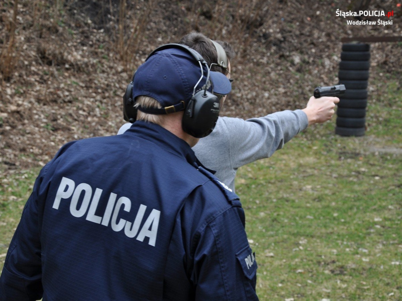 Zdjęcie w galerii na portalu naszwodzislaw.com: Wodzisławscy mundurowi doskonalili swe umiejętności strzeleckie wiadomości z regionu