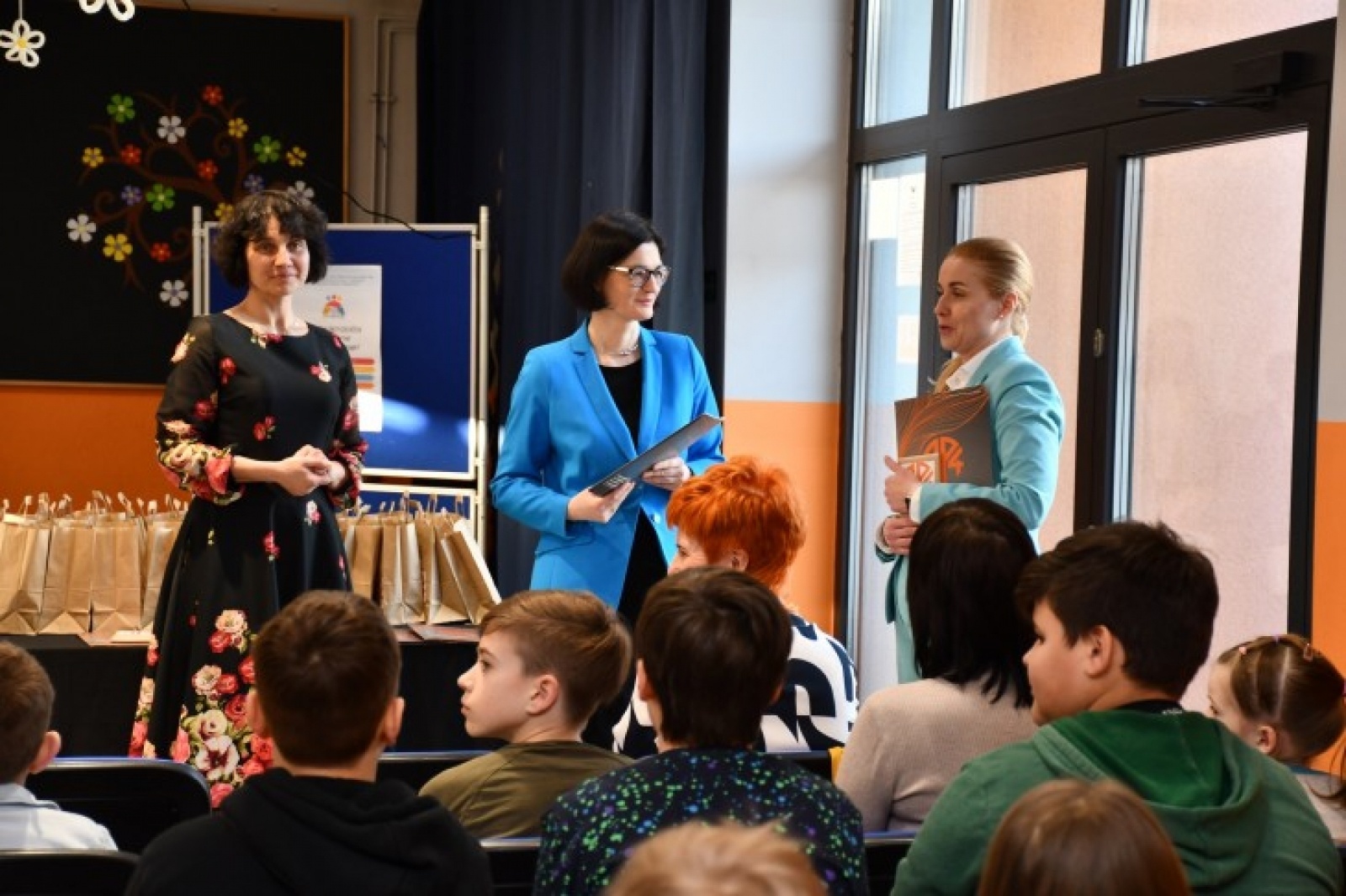 Zdjęcie w galerii na portalu naszwodzislaw.com: Rydułtowy. Festiwal Kultur w SP4 za nami wiadomości z regionu