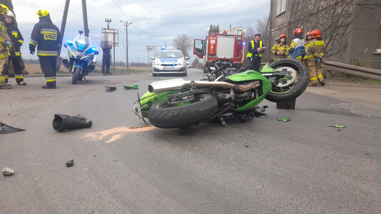 Zdjęcie w galerii na portalu naszwodzislaw.com: Motocykl zderzył się z ciężarówką w Bukowie [FOTO] wiadomości z regionu