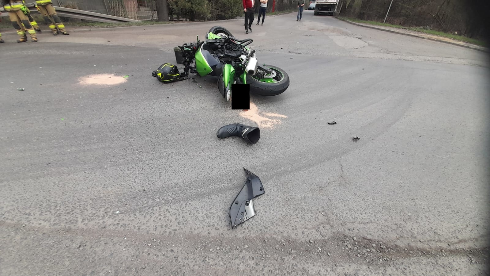 Zdjęcie w galerii na portalu naszwodzislaw.com: Motocykl zderzył się z ciężarówką w Bukowie [FOTO] wiadomości z regionu