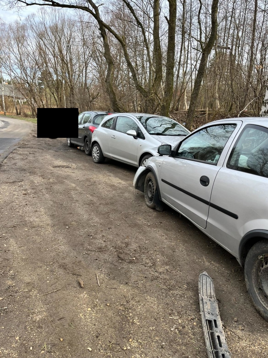 Zdjęcie w galerii na portalu naszwodzislaw.com: Pędził na złamanie karku. Uszkodził cztery samochody [FOTO] wiadomości z regionu