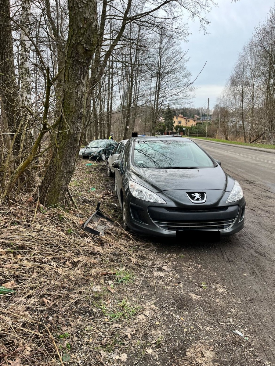 Zdjęcie w galerii na portalu naszwodzislaw.com: Pędził na złamanie karku. Uszkodził cztery samochody [FOTO] wiadomości z regionu