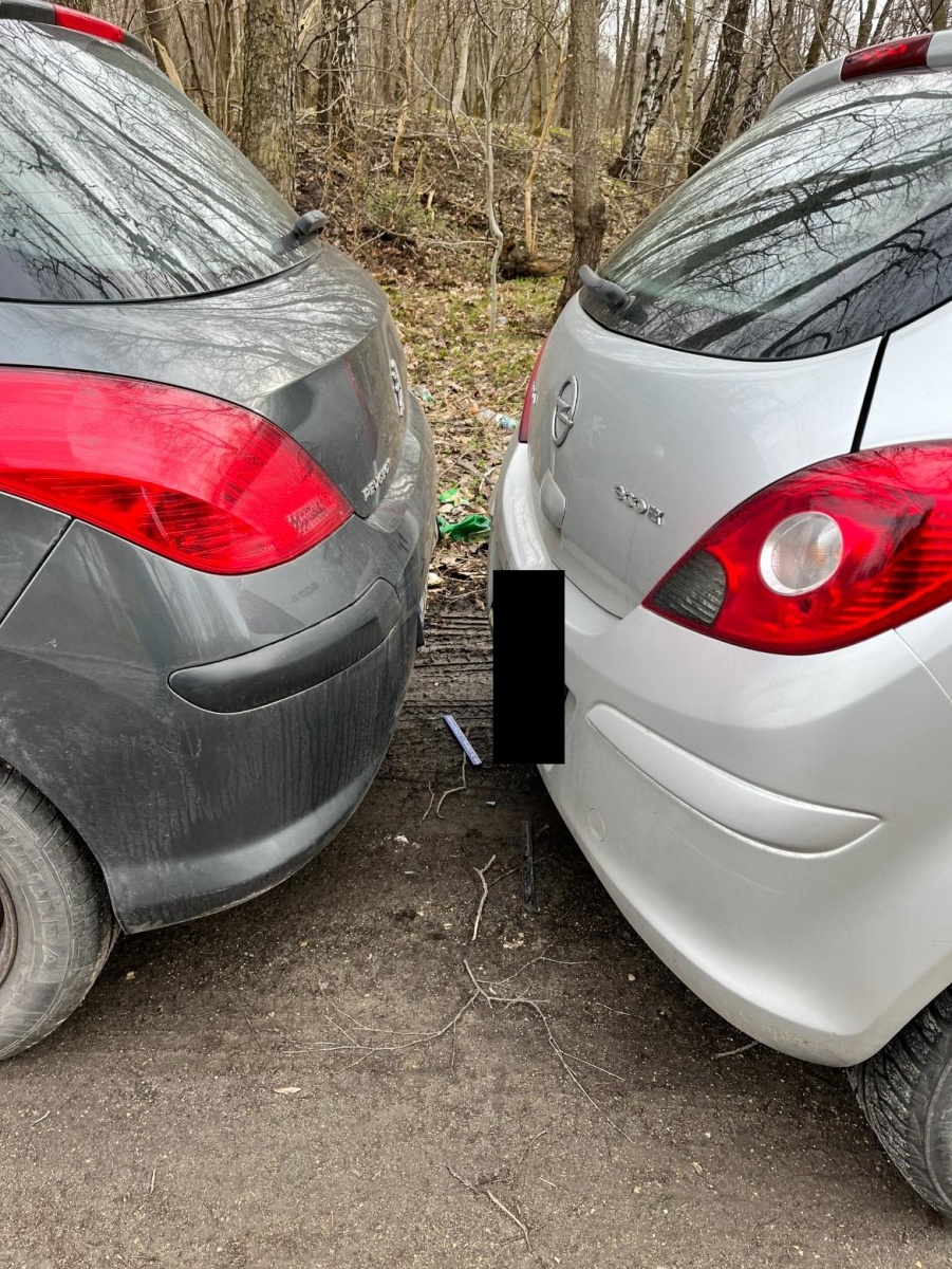Zdjęcie w galerii na portalu naszwodzislaw.com: Pędził na złamanie karku. Uszkodził cztery samochody [FOTO] wiadomości z regionu