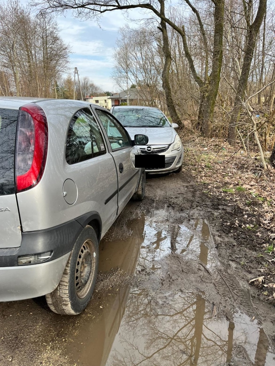 Zdjęcie w galerii na portalu naszwodzislaw.com: Pędził na złamanie karku. Uszkodził cztery samochody [FOTO] wiadomości z regionu