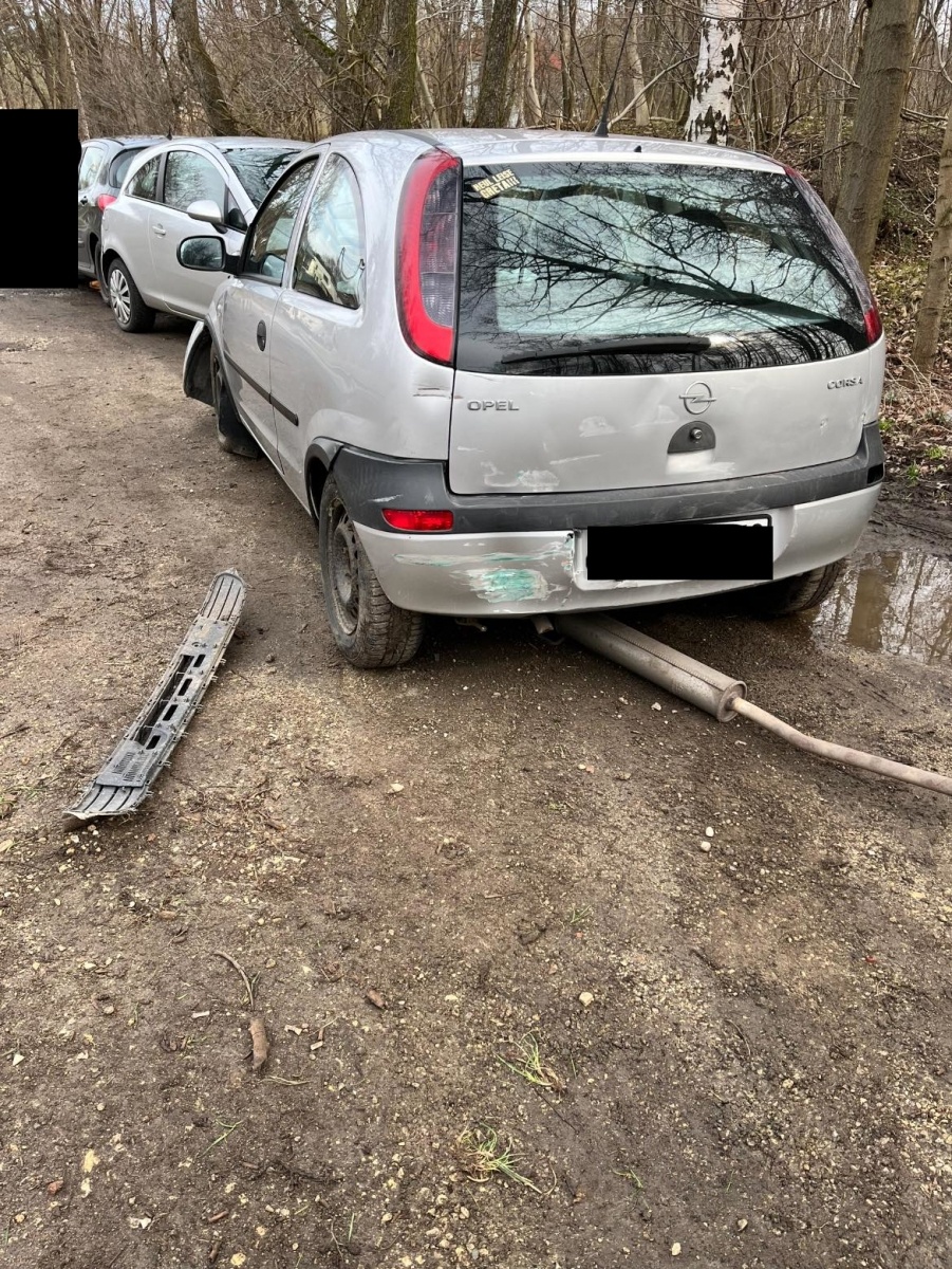 Zdjęcie w galerii na portalu naszwodzislaw.com: Pędził na złamanie karku. Uszkodził cztery samochody [FOTO] wiadomości z regionu