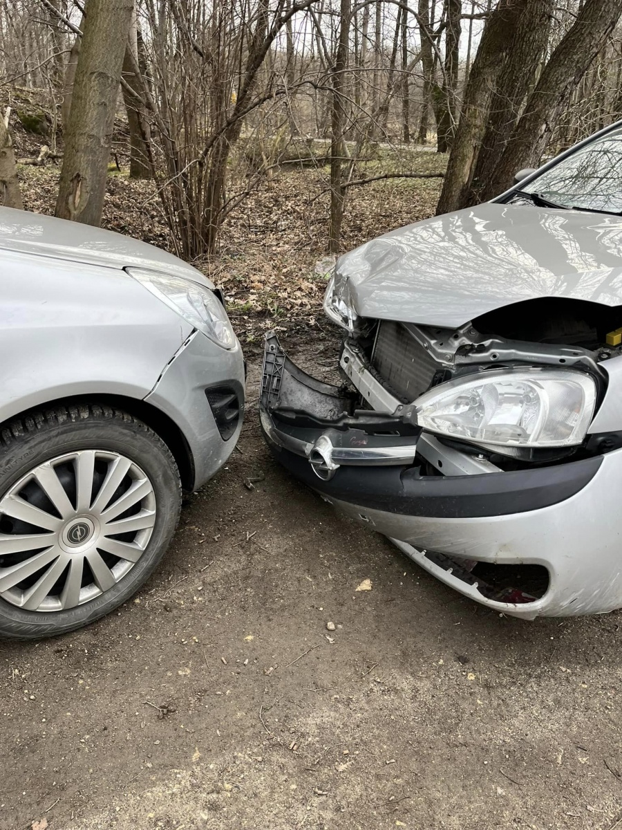 Zdjęcie w galerii na portalu naszwodzislaw.com: Pędził na złamanie karku. Uszkodził cztery samochody [FOTO] wiadomości z regionu