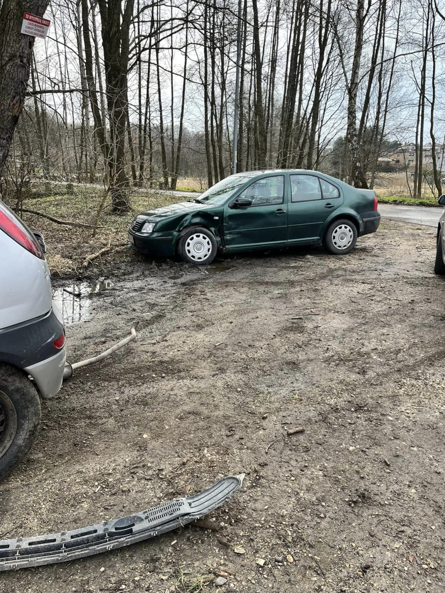 Zdjęcie w galerii na portalu naszwodzislaw.com: Pędził na złamanie karku. Uszkodził cztery samochody [FOTO] wiadomości z regionu