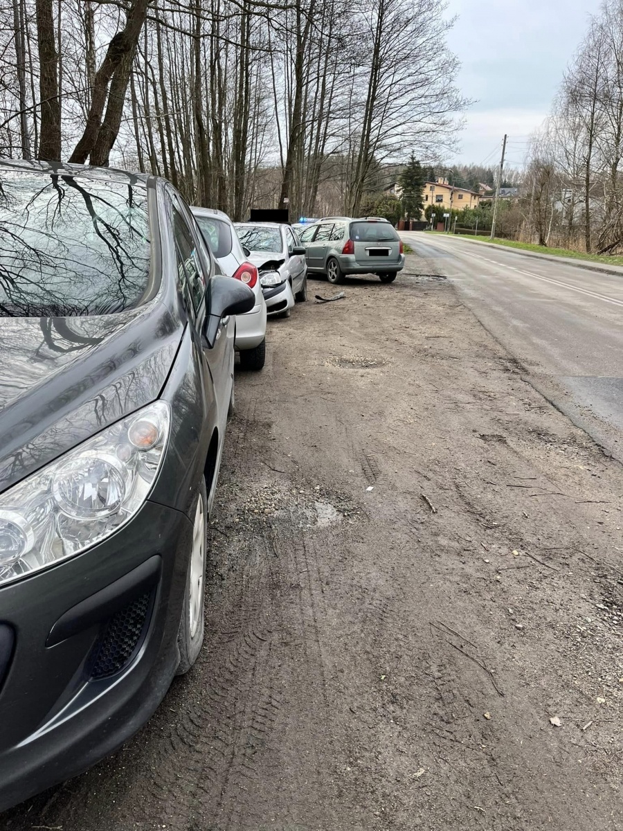 Zdjęcie w galerii na portalu naszwodzislaw.com: Pędził na złamanie karku. Uszkodził cztery samochody [FOTO] wiadomości z regionu