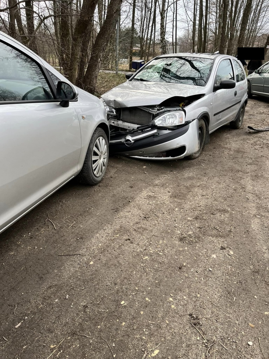 Zdjęcie w galerii na portalu naszwodzislaw.com: Pędził na złamanie karku. Uszkodził cztery samochody [FOTO] wiadomości z regionu