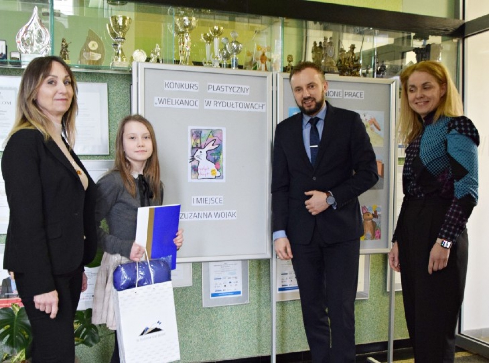 Zdjęcie w galerii na portalu naszwodzislaw.com: Zwyciężczyni konkursu Wielkanoc w Rydułtowach odebrała nagrodę wiadomości z regionu