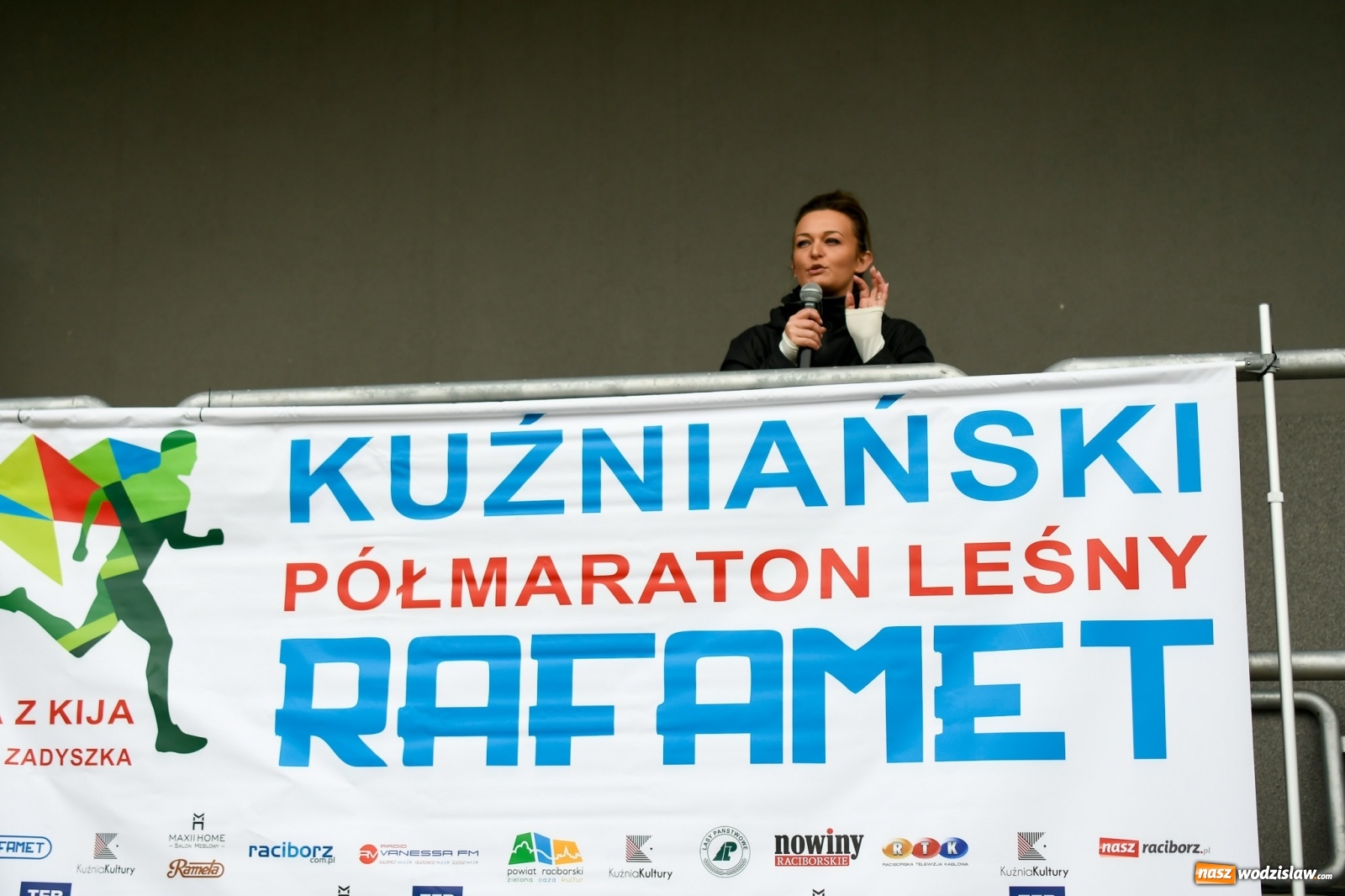 Zdjęcie w galerii na portalu naszwodzislaw.com: Mateusz Mrówka z Radlina wygrał VIII Kuźniański Półmaraton Leśny RAFAMET [FOTO i WIDEO] wiadomości z regionu