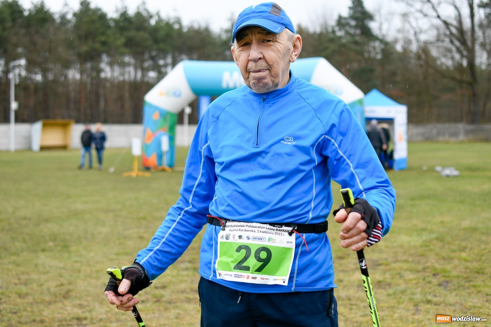 Zdjęcie w galerii na portalu naszwodzislaw.com: Mateusz Mrówka z Radlina wygrał VIII Kuźniański Półmaraton Leśny RAFAMET [FOTO i WIDEO] wiadomości z regionu