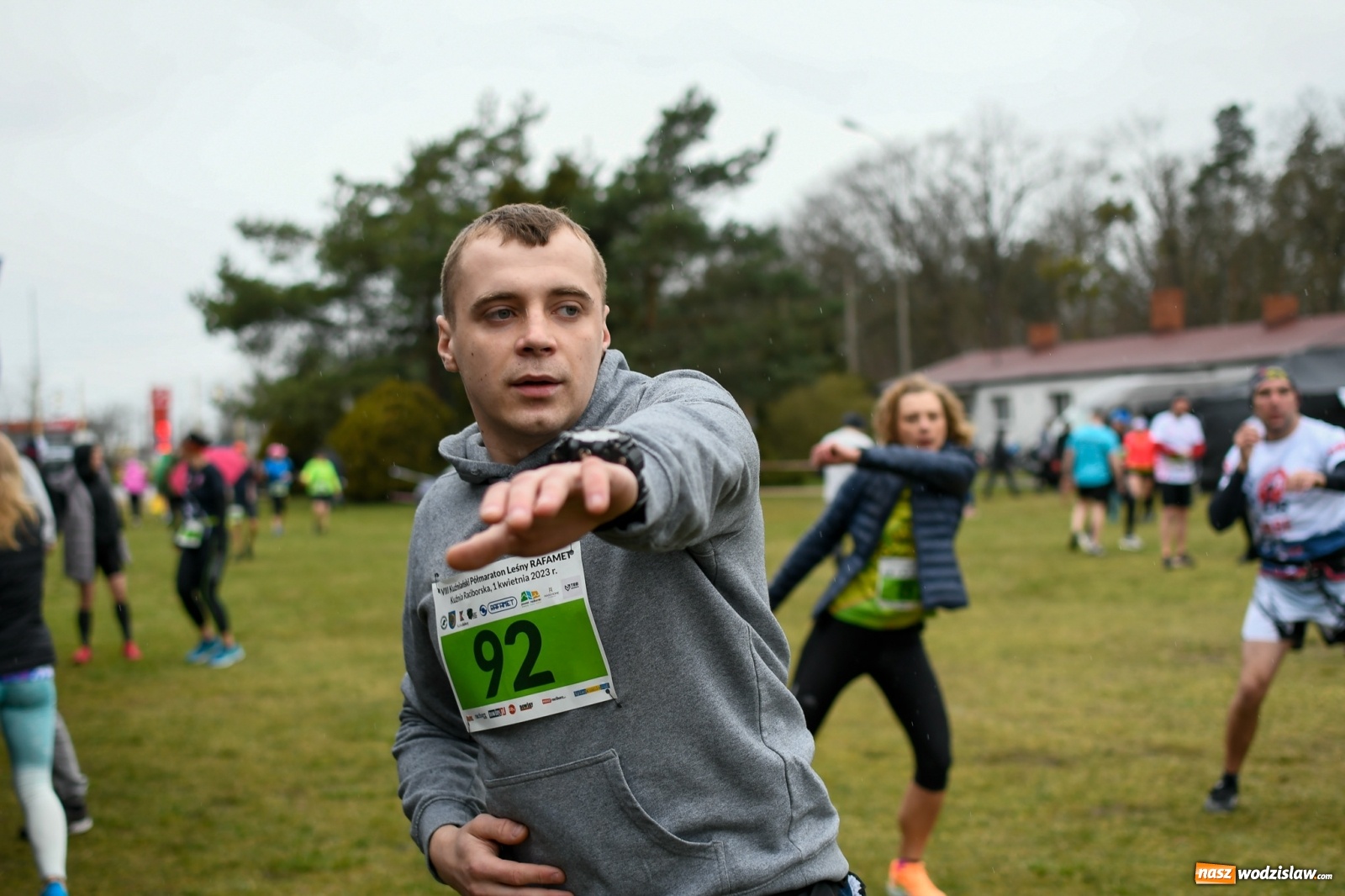 Zdjęcie w galerii na portalu naszwodzislaw.com: Mateusz Mrówka z Radlina wygrał VIII Kuźniański Półmaraton Leśny RAFAMET [FOTO i WIDEO] wiadomości z regionu